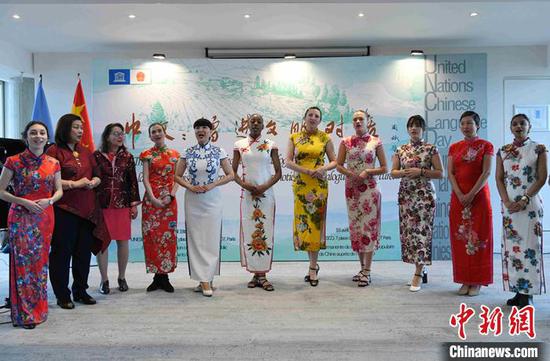 People attending the forum themed The Chinese language: facilitating dialogue across civilizations sing Chinese songs at the UNESCO headquarters on April 18, 2023. (Photo/China News Service)