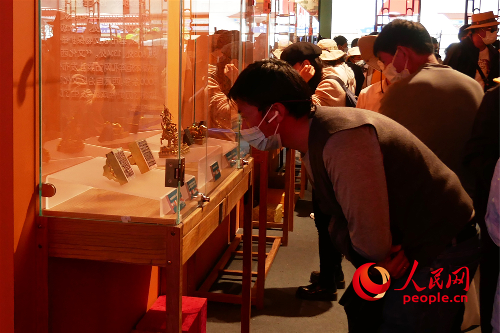 Exhibition of Xizang's culture attracts throngs of visitors Exhibition of Xizang's culture attracts throngs of visitors