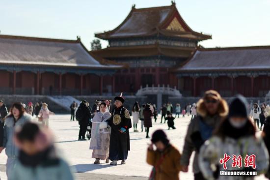 Tourists visit the Palace Museum in Beijing on Dec. 22, 2023, the Winter Solstice, one of the 24 solar terms. (Photo: China News Service/Sheng Jiapeng)