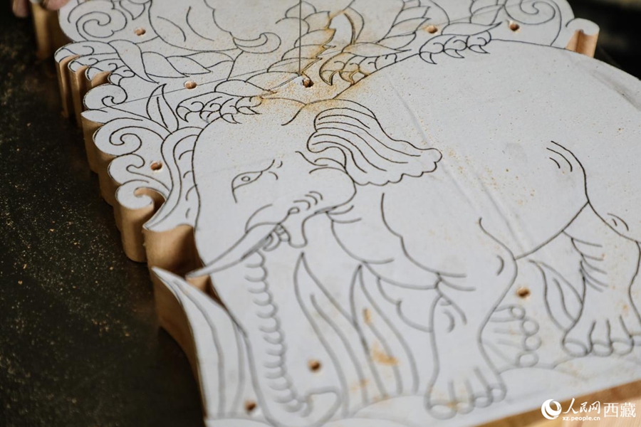 Inheritor promotes Shidiao woodcarving in SW China's Xizang Inheritor promotes Shidiao woodcarving in SW China's Xizang
