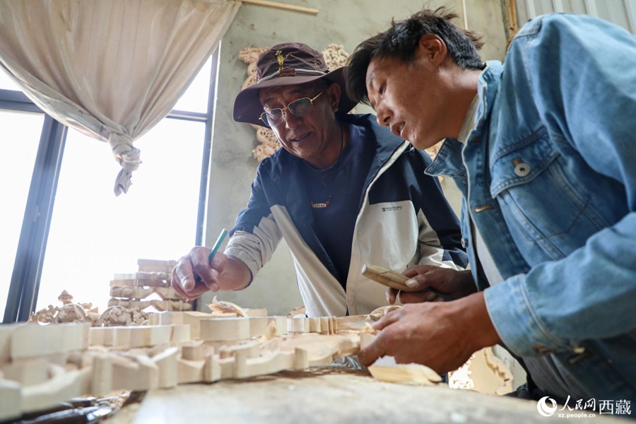 Inheritor promotes Shidiao woodcarving in SW China's Xizang Inheritor promotes Shidiao woodcarving in SW China's Xizang