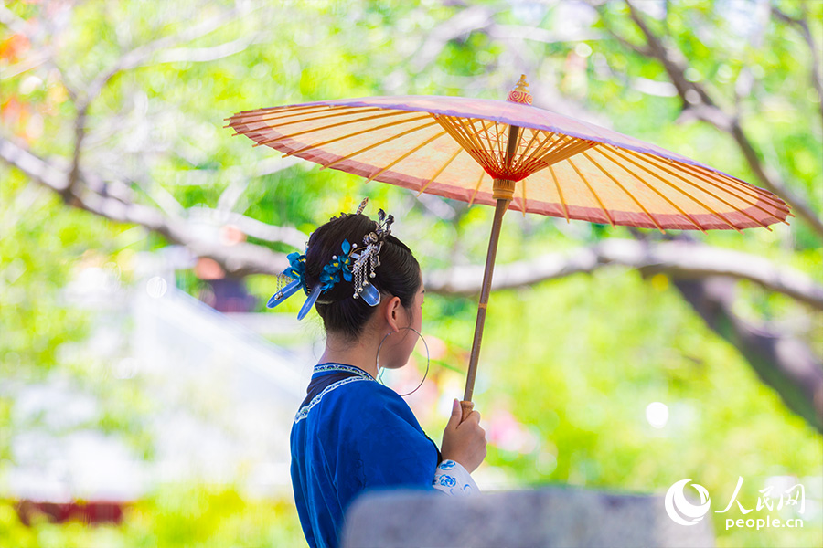 「三把刀」で髪を飾った女性(撮影・焦艷)。 「三把刀」で髪を飾った女性(撮影・焦艷)。