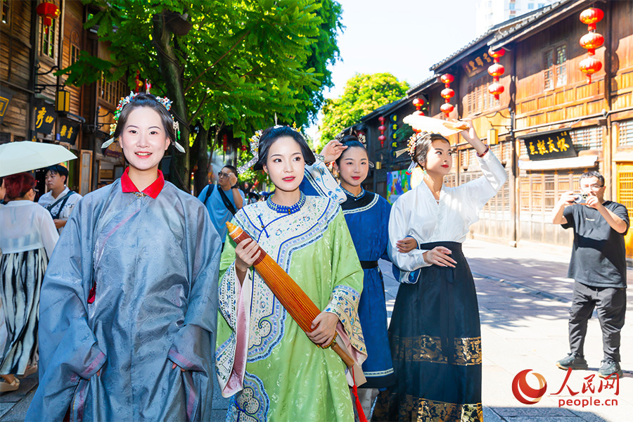 福州市の「三坊七巷」を歩き、注目を集める「三把刀」で髪を飾った女性たち(撮影・焦艷)。 福州市の「三坊七巷」を歩き、注目を集める「三把刀」で髪を飾った女性たち(撮影・焦艷)。