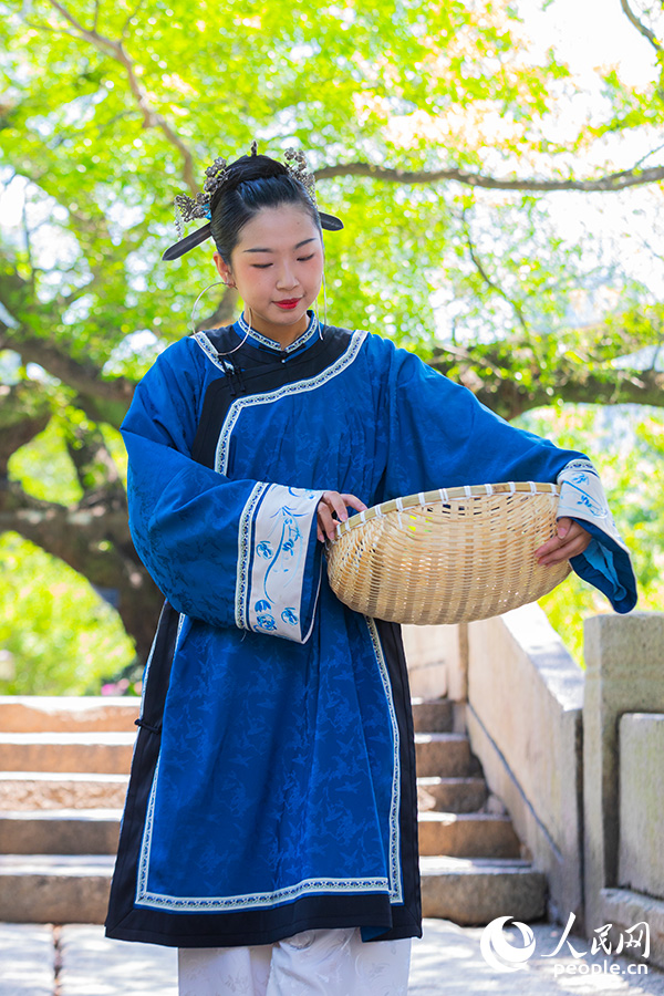 漢服専門のメイクアップアーティスト・黄秋輝さん率いるチームが再現に成功した「三把刀」を使ったメイクアップ(撮影・焦艷)。