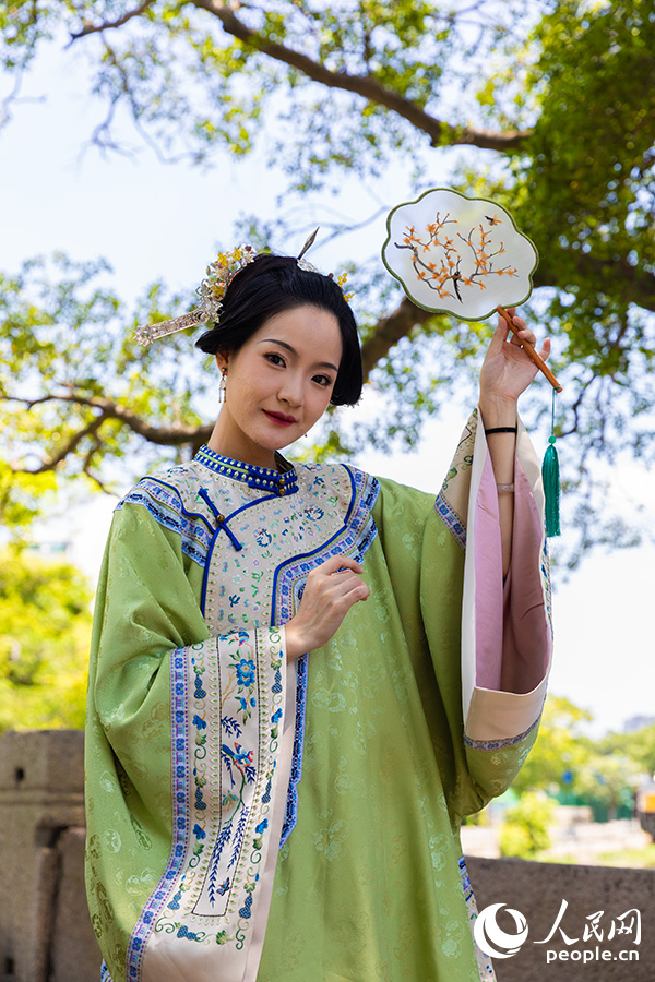 メイクアップに若者に人気の「国潮」の要素を取り入れている漢服専門のメイクアップアーティスト・黄秋輝さんたち(撮影・焦艷)。