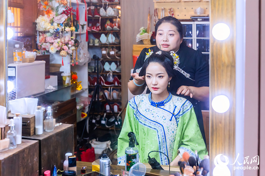 「三把刀」を使ったメイクアップを施す漢服専門のメイクアップアーティスト・黄秋輝さん(撮影・焦艷)。 「三把刀」を使ったメイクアップを施す漢服専門のメイクアップアーティスト・黄秋輝さん(撮影・焦艷)。