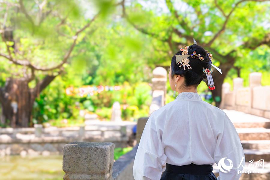 チームがアレンジしたよりカラフルな髪飾り(撮影・焦艷)。 チームがアレンジしたよりカラフルな髪飾り(撮影・焦艷)。