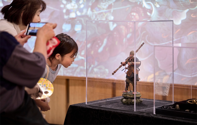 「黒神話：悟空」のフィギュアは多くの来場者を惹きつけ、写真を撮る来場者が数多く見られた。（中国国際貿易促進会提供）