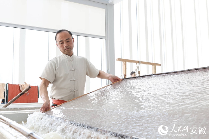 저우둥훙이 화선지를 만들다. [사진 출처: 인민망]