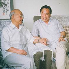 1992年6月吴泽浩先生与于希宁教授夫妇交谈_副本.jpg