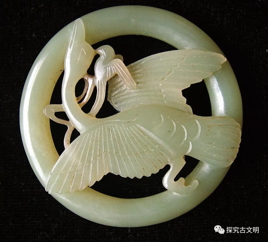 [辽]海东青啄天鹅玉件.