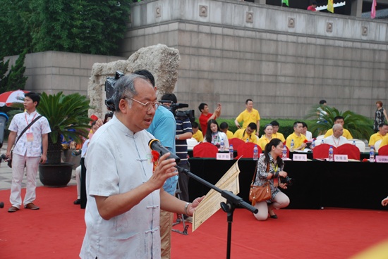 国际经典文化协会主席(香港)温金海在大会上领诵.