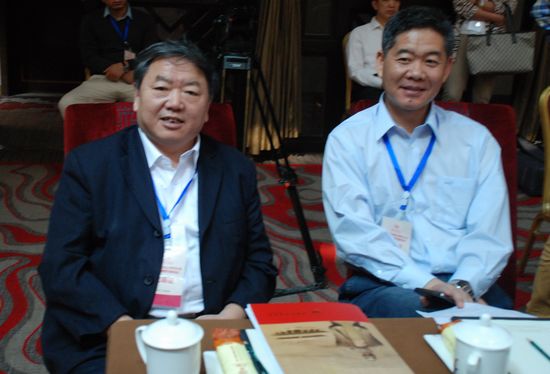 中国孔子基金会副秘书长武卫华(左),邢成湖在联席会上.