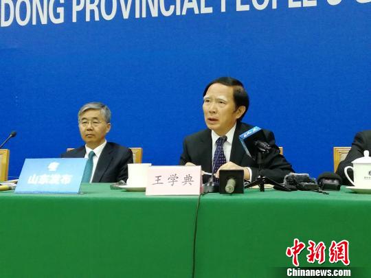图为第十三届全国政协常务委员、山东大学儒学高等研究院执行副院长王学典介绍相关情况。 孙婷婷 摄 图为第十三届全国政协常务委员、山东大学儒学高等研究院执行副院长王学典介绍相关情况。 孙婷婷 摄