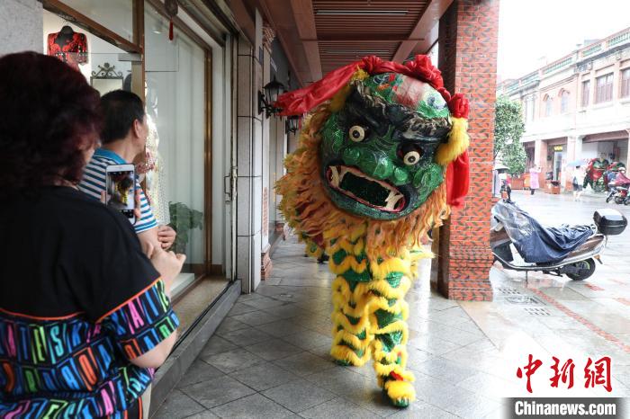 青狮表演队伍走街串巷送祝福。 鲤城宣传部供图 青狮表演队伍走街串巷送祝福。 鲤城宣传部供图