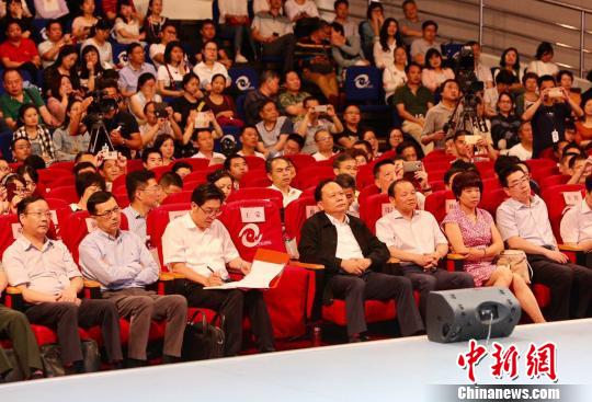 数百观众聆听讲座。 数百观众聆听讲座。