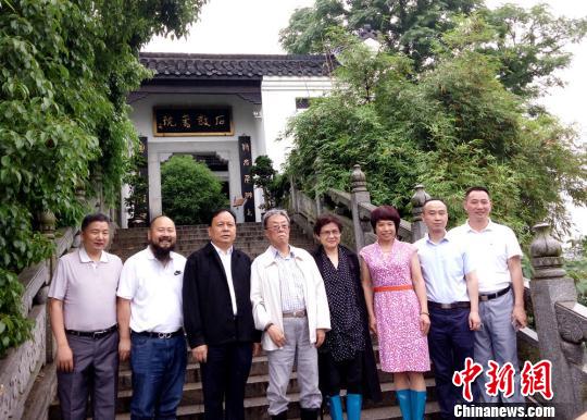 王蒙一行在石鼓书院门前合影。 王蒙一行在石鼓书院门前合影。