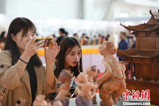 市民被泥塑作品所吸引。 杨迪 摄 市民被泥塑作品所吸引。 杨迪 摄