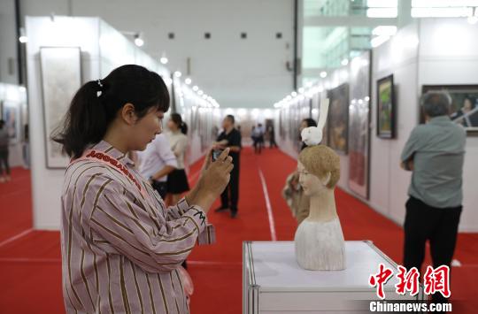 市民驻足观赏艺术作品。 杨迪 摄 市民驻足观赏艺术作品。 杨迪 摄