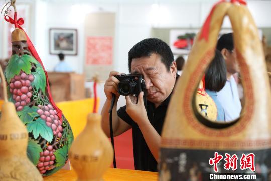 市民用相机记录心仪的艺术作品。 杨迪 摄 市民用相机记录心仪的艺术作品。 杨迪 摄