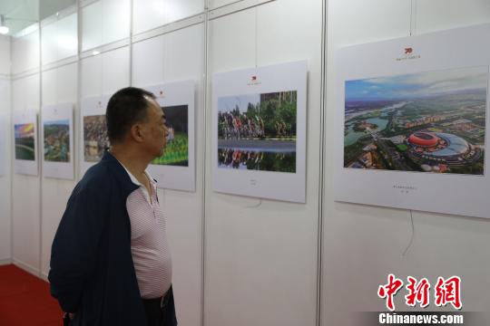 市民观赏摄影作品。 杨迪 摄 市民观赏摄影作品。 杨迪 摄